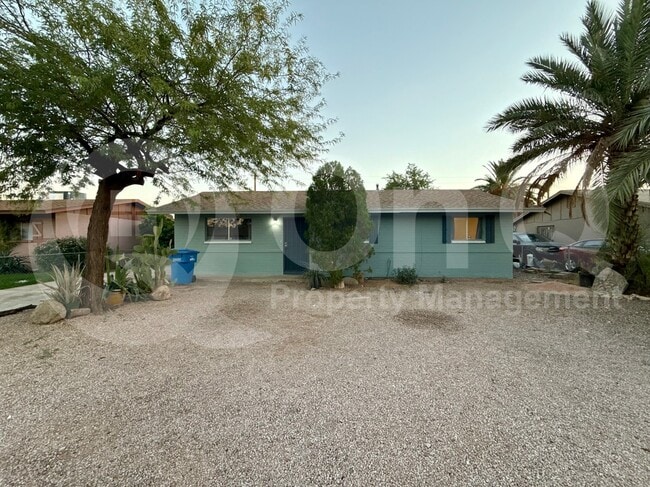 2013 E Nancy Ln