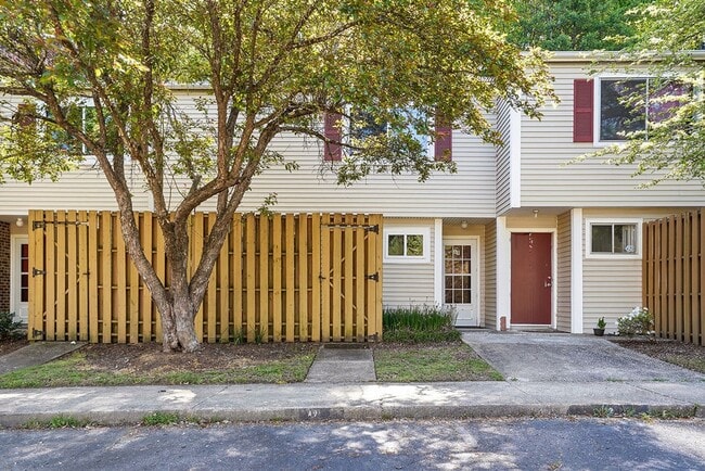 Photo - MINUTES to UNC!! 2 Bed 2.5 Bath Townhome - FURNISHED!  $500 Move in Incentive! Unit A9