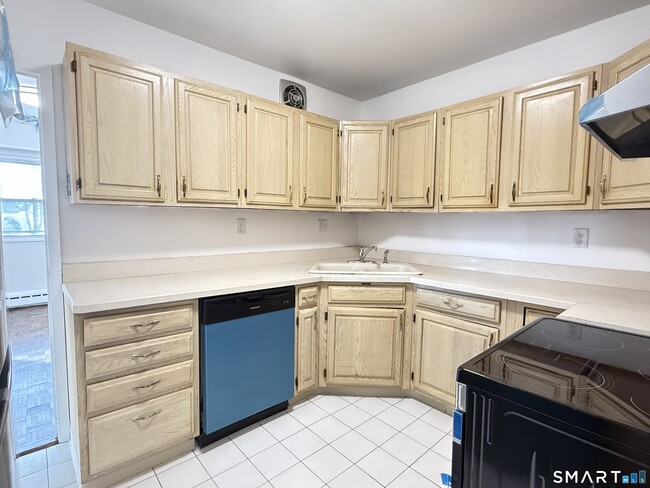 Building Photo - 25 Cartright St Unit 2D