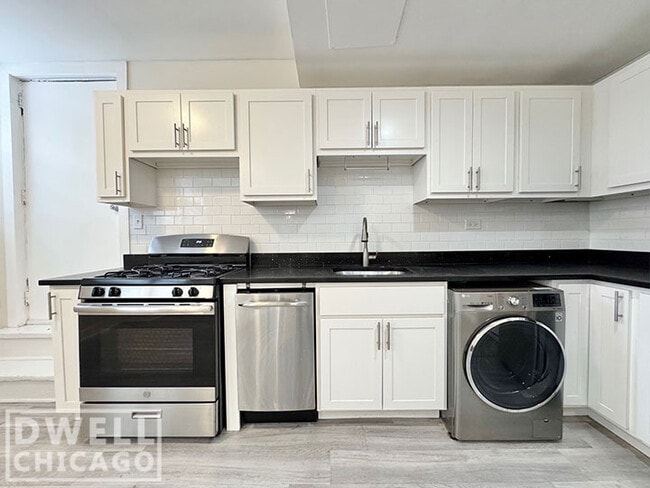 Building Photo - 727 W Roscoe St Unit 732-SGA