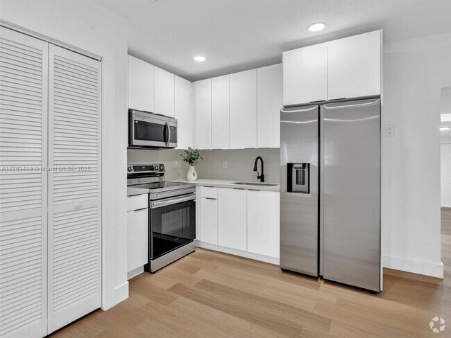 Building Photo - 470 NE 165th St Rental