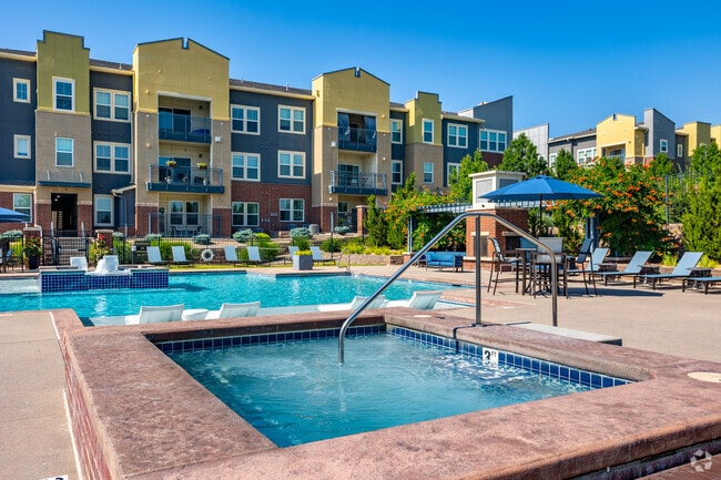 Piscina y spa estilo resort - Harvest Station