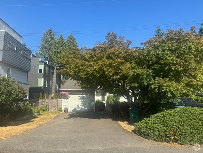 Building Photo - 3bd/1.75ba Seattle Home