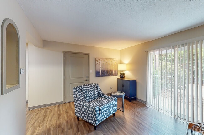 2BR, 1 BA - 750 SF