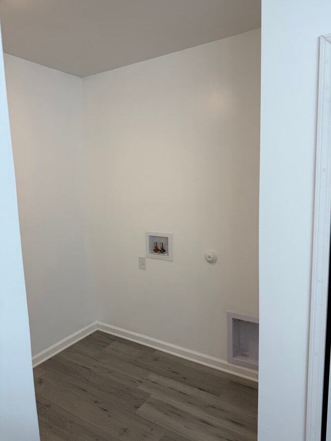 Washer Dryer Hook - 1300 W Main St Unit B