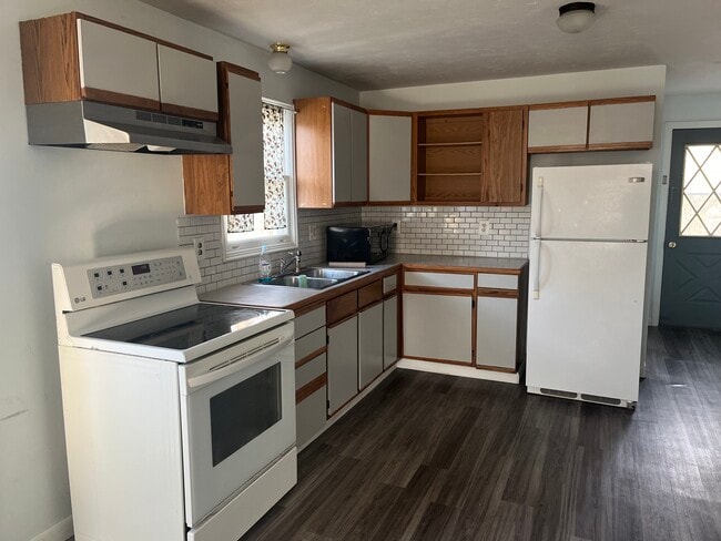 Building Photo - 731 Pleasant St Unit 2 Rental