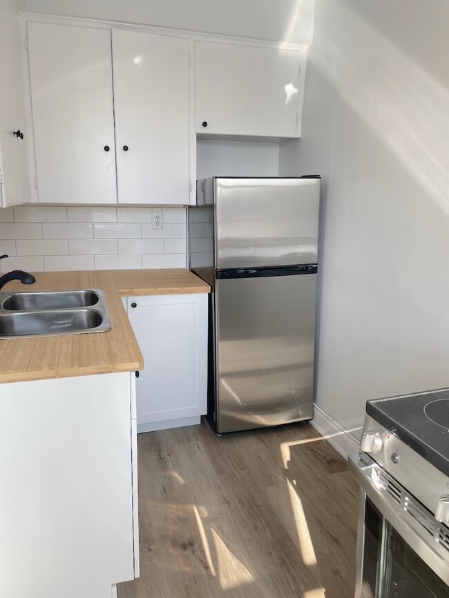 Building Photo - 74 Hanna St W Unit 10