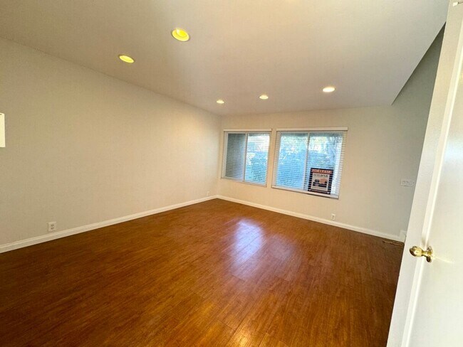 Photo - Scenic 4 Bedroom, 2.5 Bathroom Condo