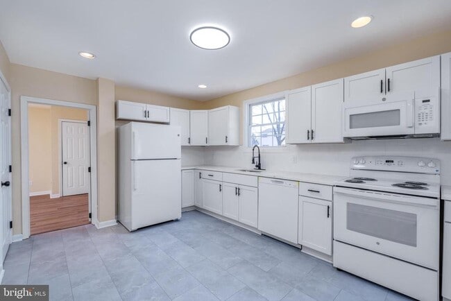 Photo - 344 Nimitz Rd