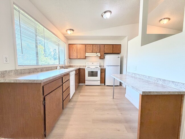 Photo - $500 Move-In Special! Nicely Updated Lake Oswego 2 Bedroom Condo, Seasonal Pool, Most Utilities I...