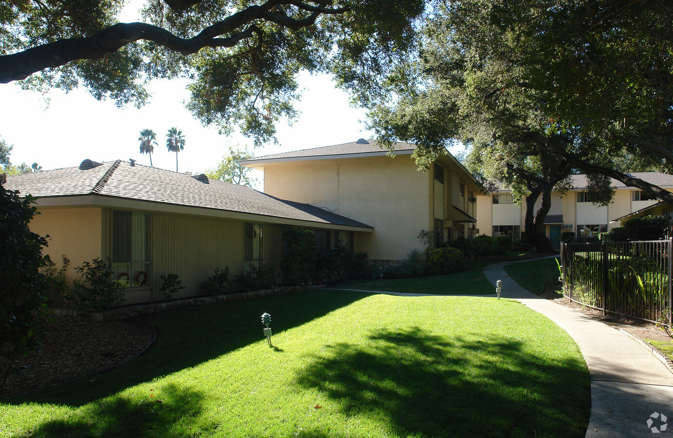 Resort Apartments - Ojai Gardens Apartments