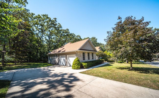 Photo - 814 Marit Drive