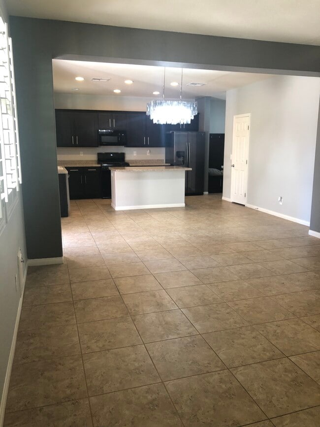 living area overlooking dining/kitchen, open layout - 263 Garden Trellis Ct