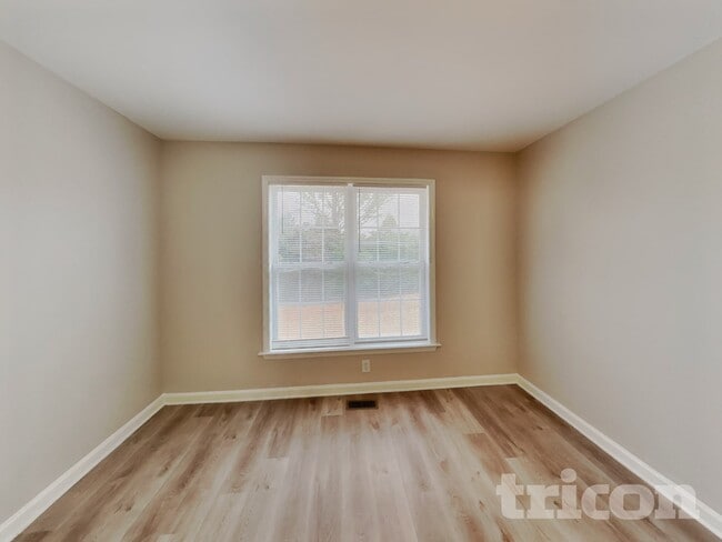 Photo - 112 Glengariff Ln