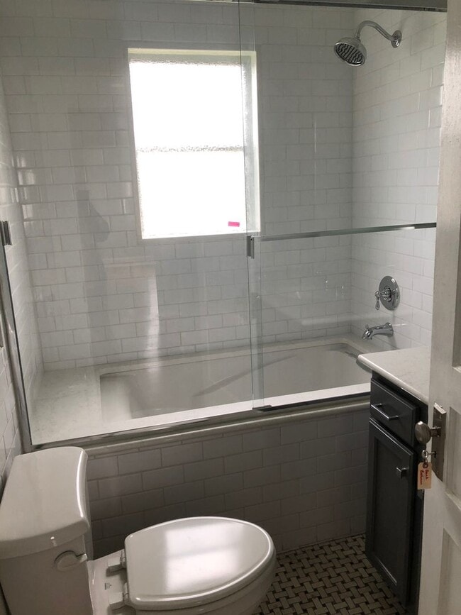 Building Photo - Newly Remodeled 3/2 with open floor plan Rental