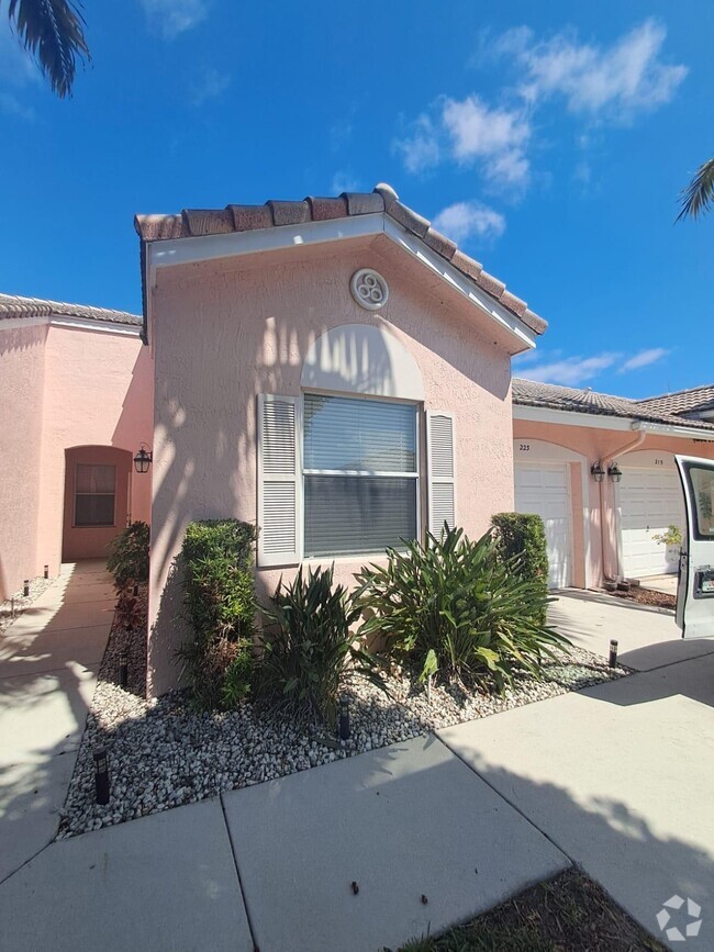 Building Photo - 223 E Coral Trace Cir Rental