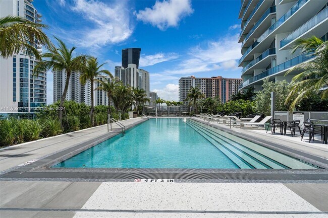 Photo - 17550 Collins Ave Unidad ph1