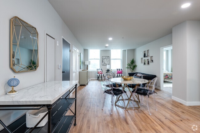 2 BR, 1 BA - 1,008SF