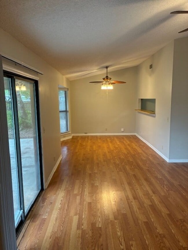 Photo - 114 N Woodvalley Dr