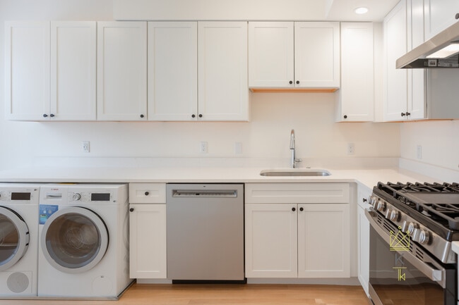Building Photo - 5 Davis Ave Unit 6
