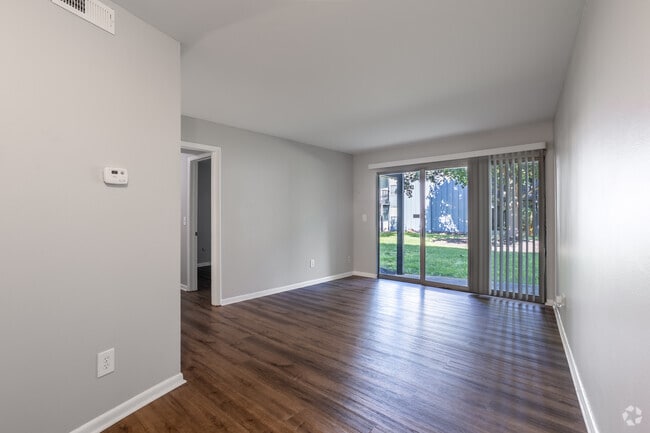 1BR, 1BA - 667SF - Living Room