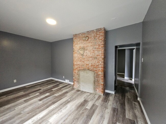 Photo - Spacious 5 bedroom 1.5 bathrooms for rent ...