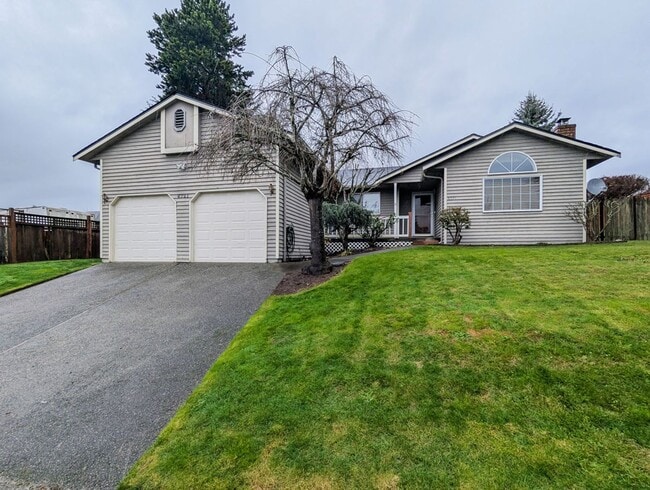 Building Photo - **Move-In Special** Beautiful 3 bed, 2.5 bath Rambler w/ New Carpet Throughout!