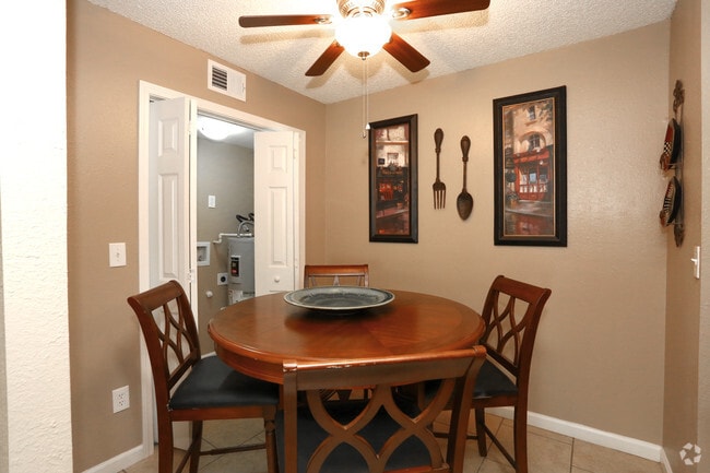 1BR, 1BA - 696SF - Dining Area