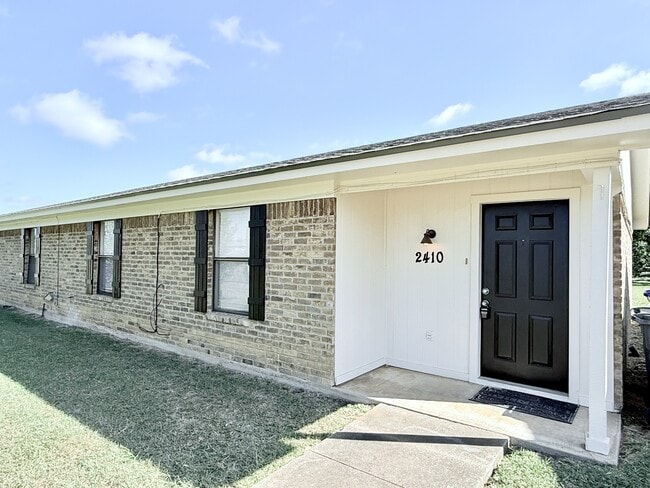 Building Photo - 2410 Comanche Trail Rental