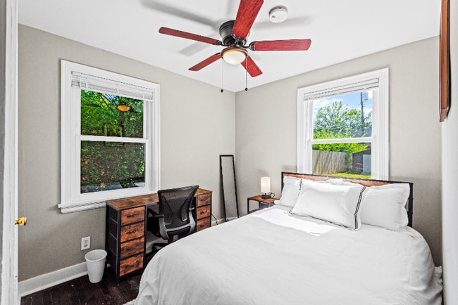 Photo - 206 E 37th St