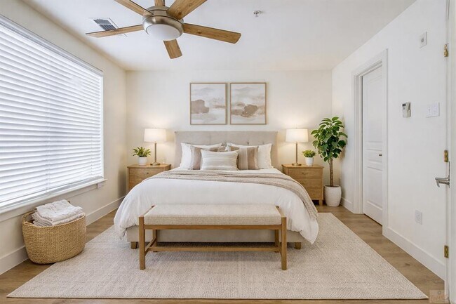 Building Photo - 711 W 32nd St Unit 107