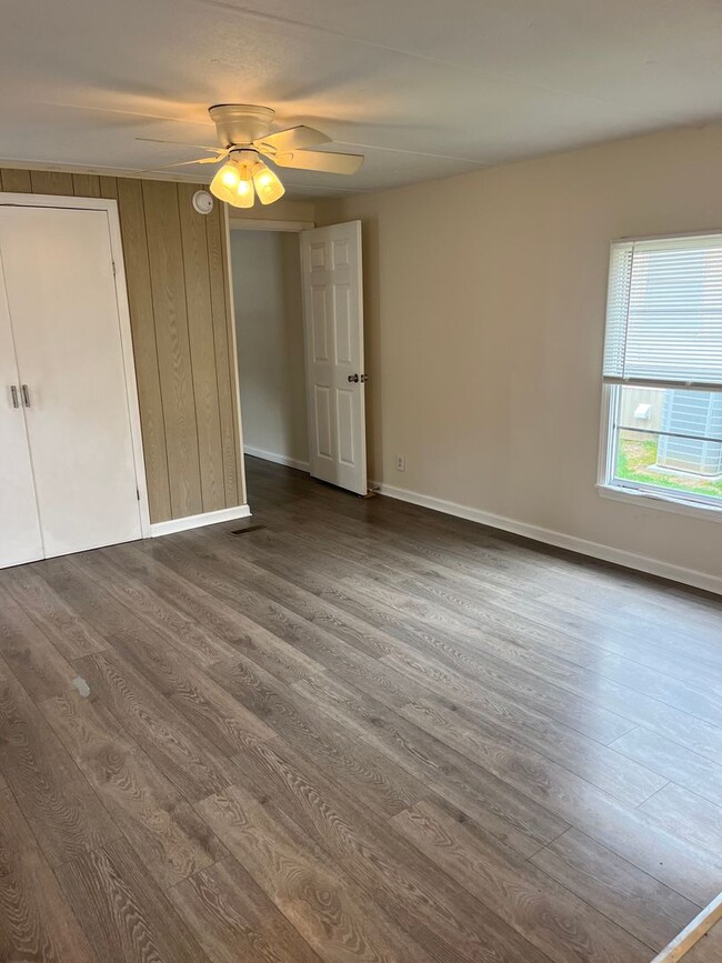 Building Photo - Comfortable, Open, & Central Location Rental