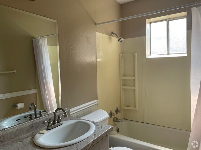 Building Photo - 3607 Colby Ave SW Unit Apt 2