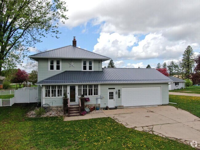 Building Photo - 4 bedroom 2 bath 2 car garage Rental