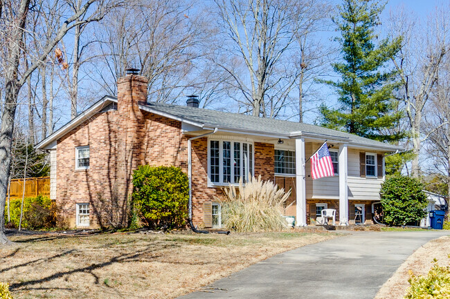 Detached home - 9215 Cherrytree Dr Rental