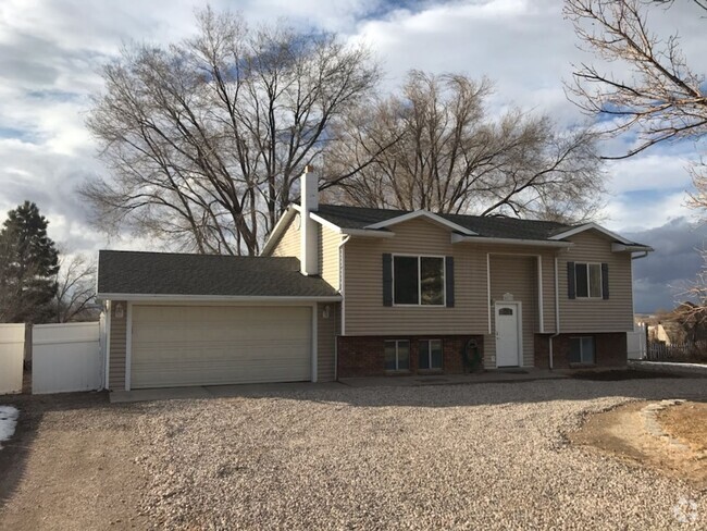 Building Photo - Spacious Single Family Home