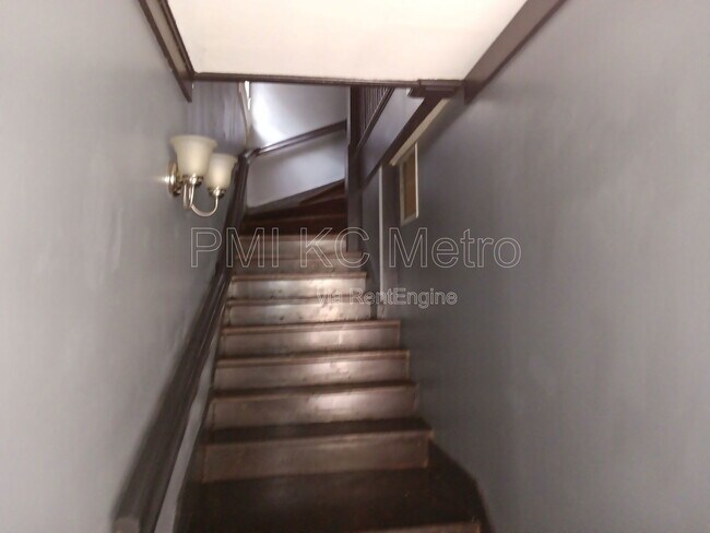 Building Photo - 4629 Harrison St Unit B