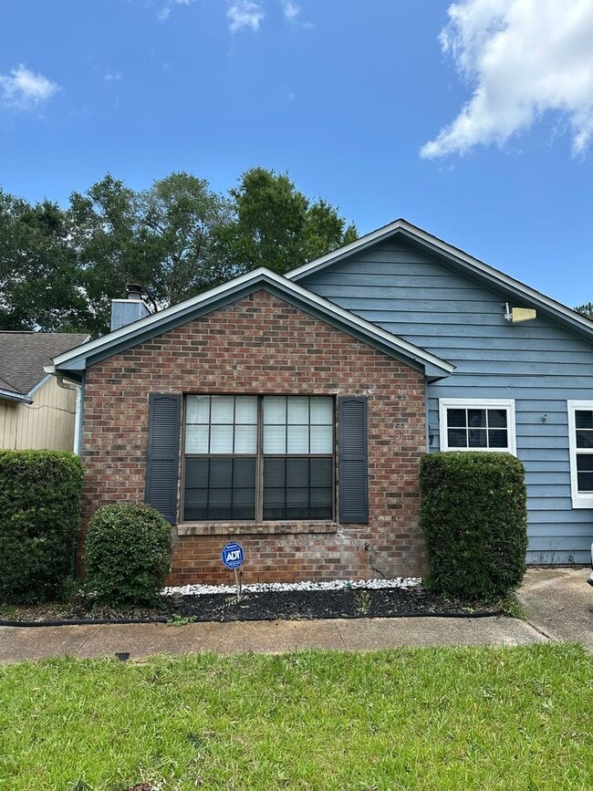 Building Photo - 4 Bedroom 2 Bath Home in Valparaiso