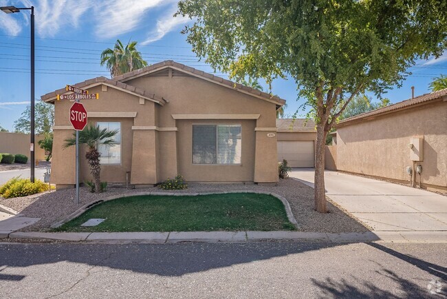 Building Photo - Spacious home with a back yard