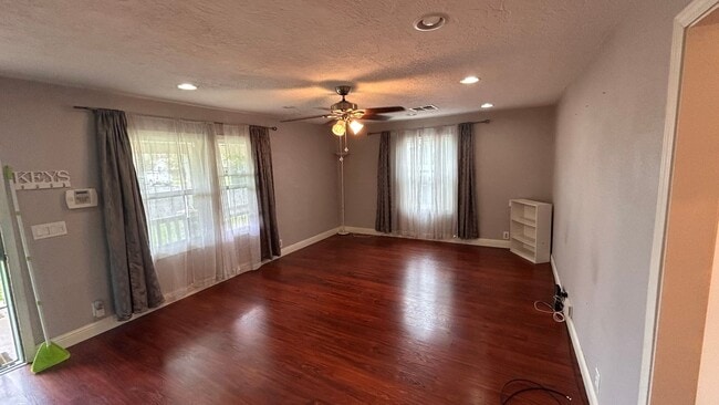 Photo - 322 E Roseburg Ave