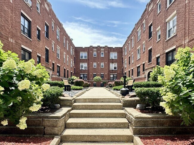 Building Photo - 938 W Cornelia Ave Unit J05W