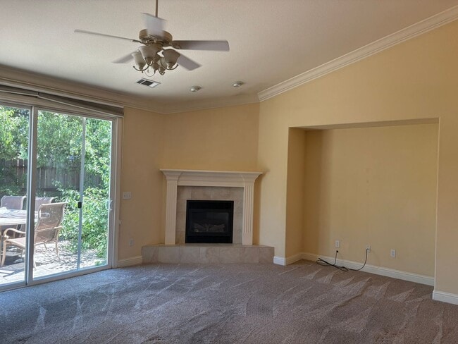 Photo - 587 Castenda Dr