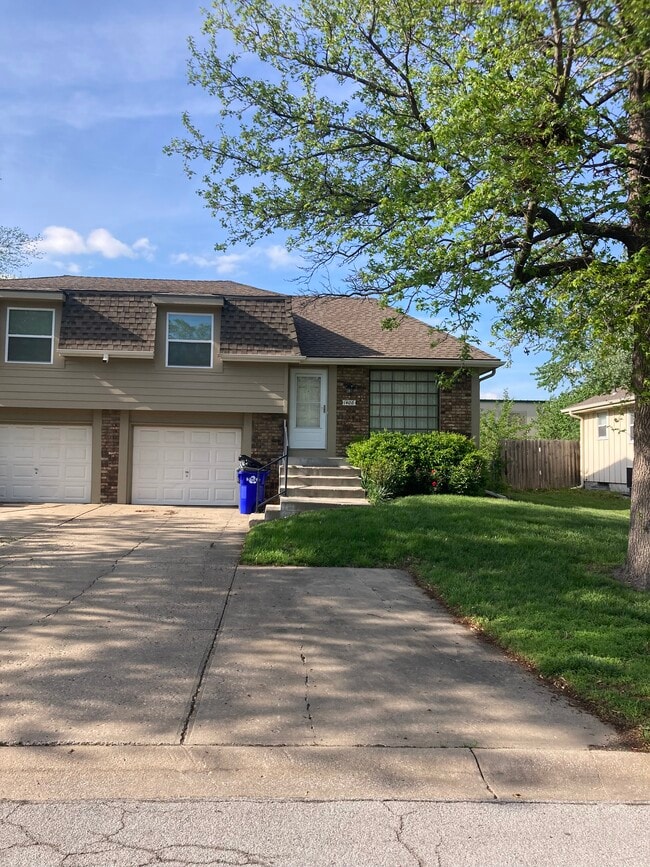 Photo - 1406 E Willow Dr House
