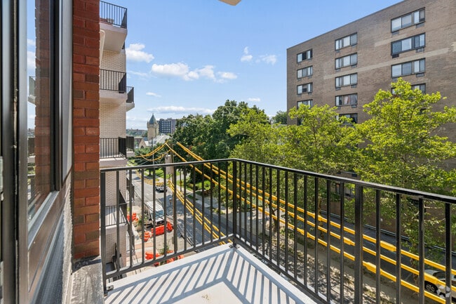 1BR, 1BA - 810SF - Balcony