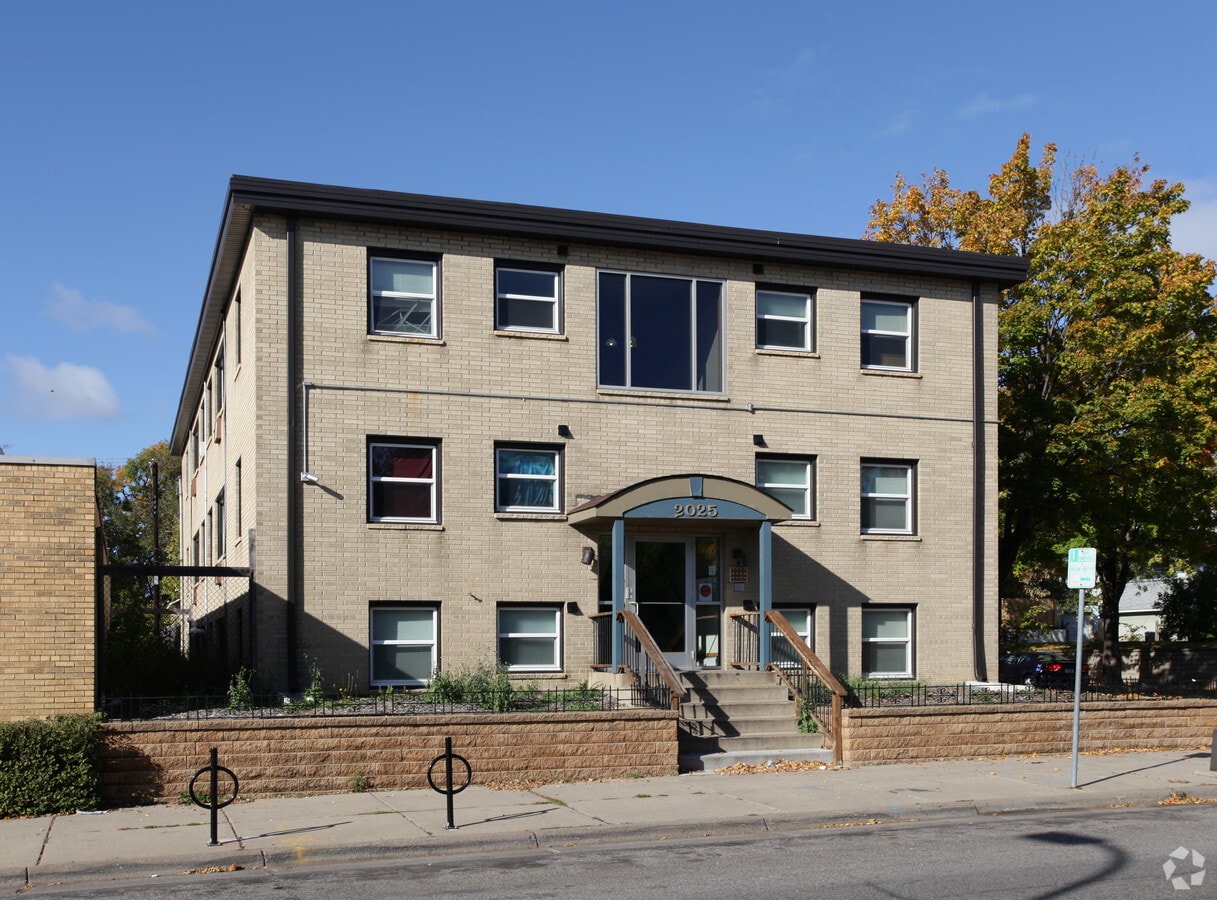 Photo - 2025 Emerson Ave N