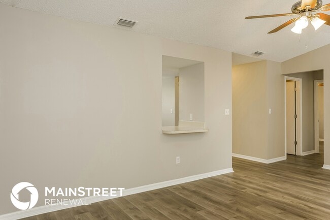 Photo - 2102 Thames Rd SE