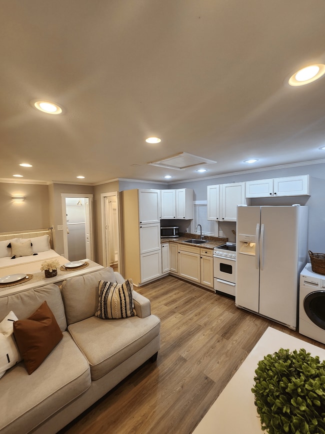 Building Photo - 490 E Stanford St Unit B