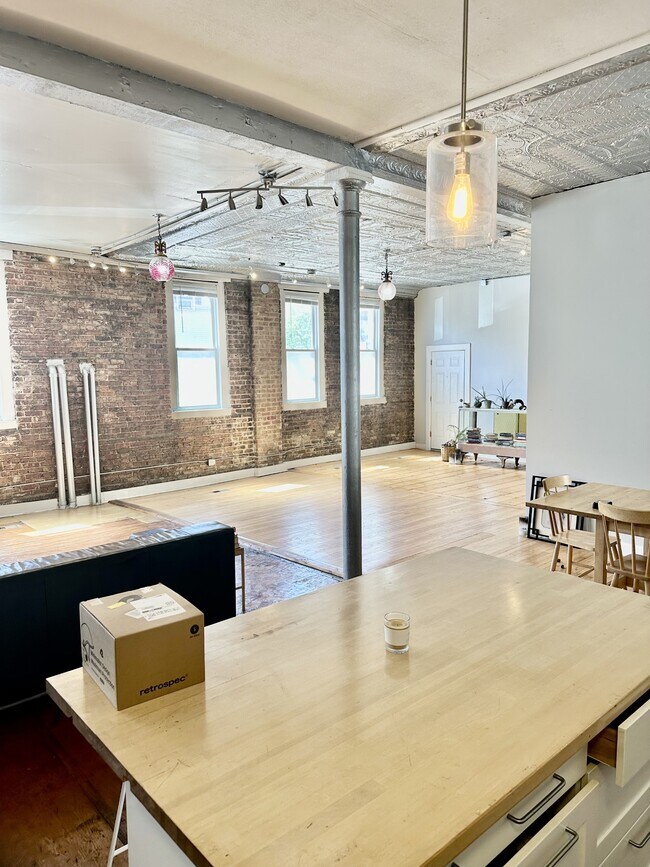 Photo - 1714 W 46th St