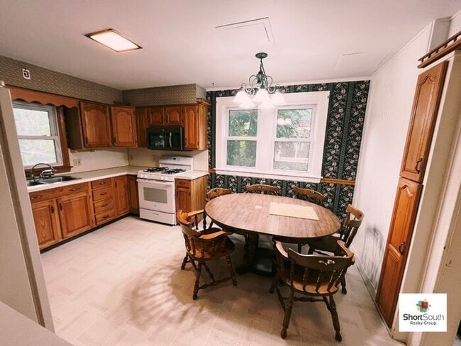 Photo - Recently updated 4 bed 1.5 bath Single Fam...