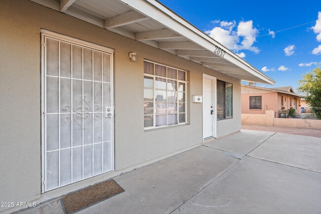 Photo - 2057 E 10th St